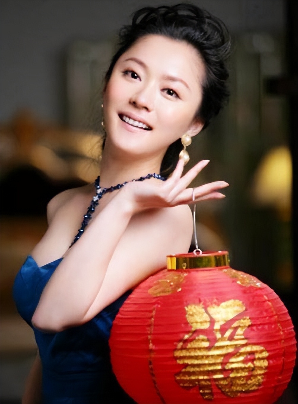 主持人紫凝美容容_紫凝主持生涯_央视最穷酸主持人