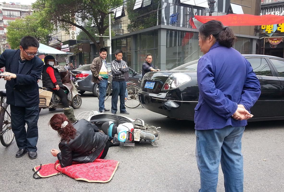 撞死碰瓷党_碰瓷行为_碰瓷党伎俩