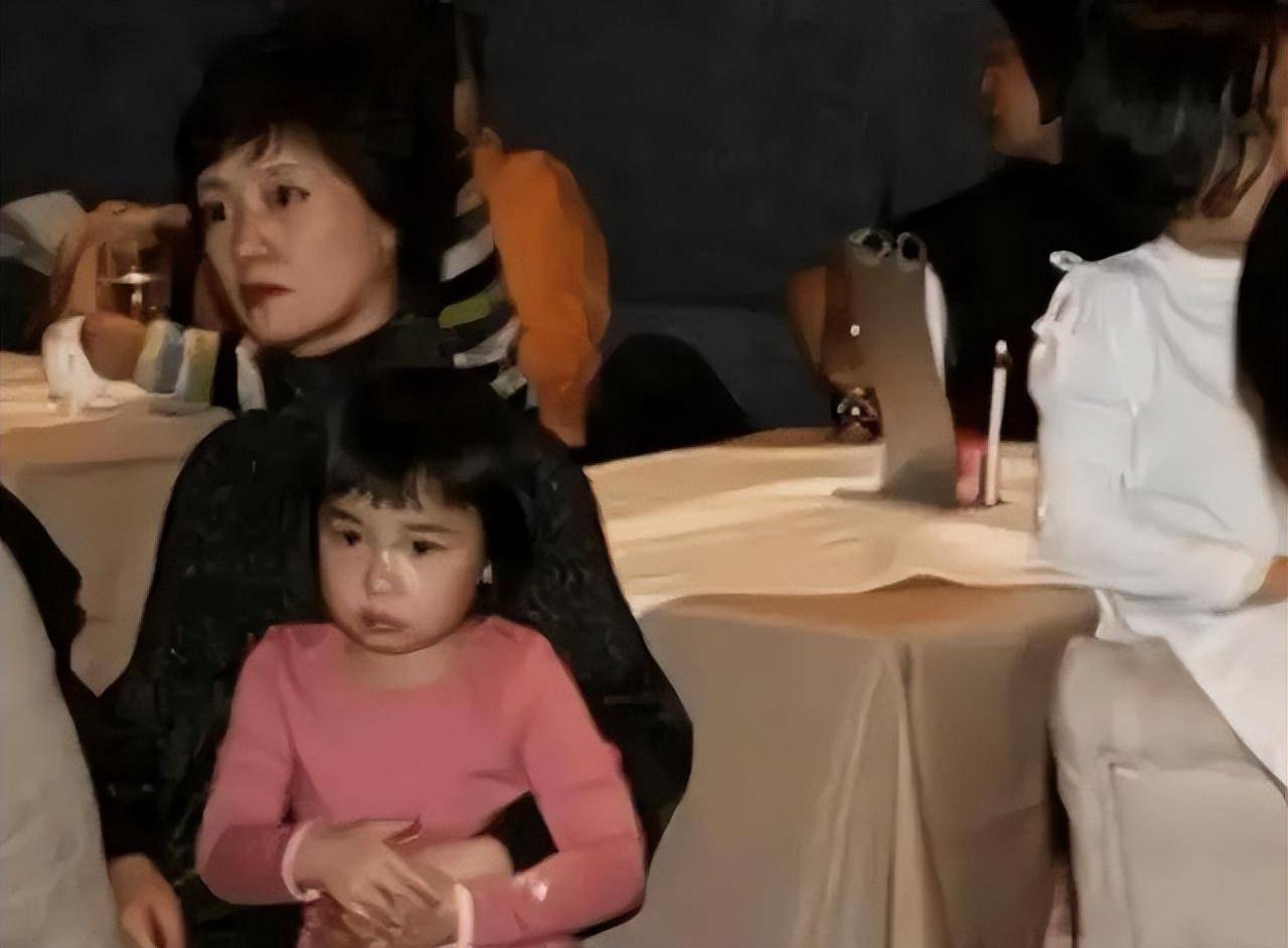 邓婕张国立重组家庭经历_邓婕养女张默成长故事_张国立前妻 urlifengcom