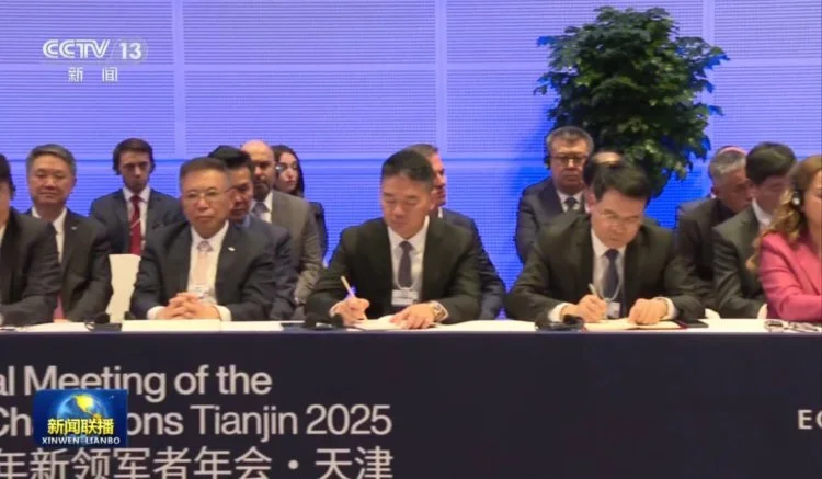 国务院总理李强在天津出席2025年夏季达沃斯论坛工商界代表座谈会