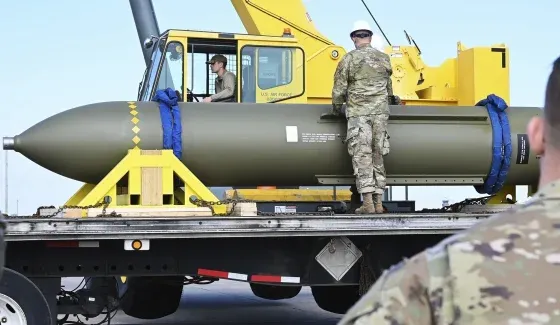 美国部署的巨型钻地炸弹已经“完全摧毁”了伊朗的核计划