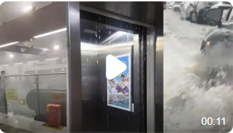 直击四川成都雷暴雨:道路积水如“开船”