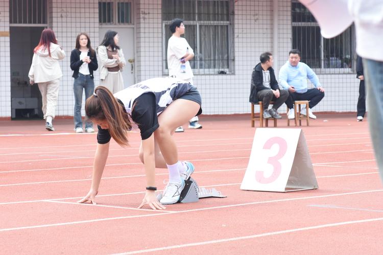 运动员的坚持与信念_运动场上的拼搏精神_校运会通讯稿200字