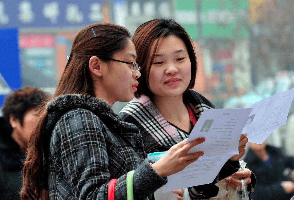 官员开房200多次被曝光后卧轨自杀_公务员塌房事件_公务员错发暧昧信息工作群