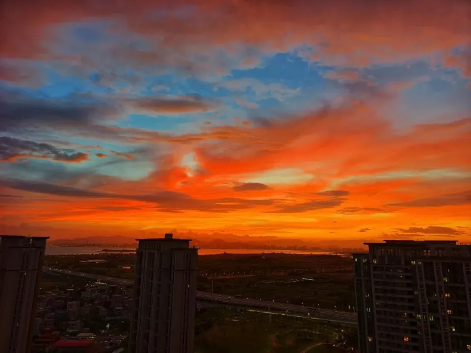 厦门绝美晚霞刷屏，台风“丹娜丝”来袭