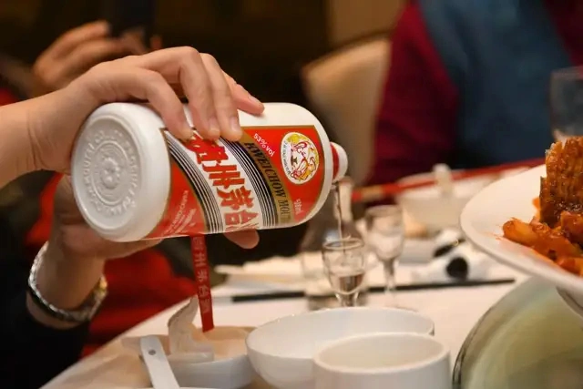 茅台酒市场遇冷：飞天茅台价格下滑，黄牛酒商面临困境