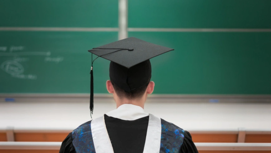 毕业照背后：00后的选择与青春的多种告别方式