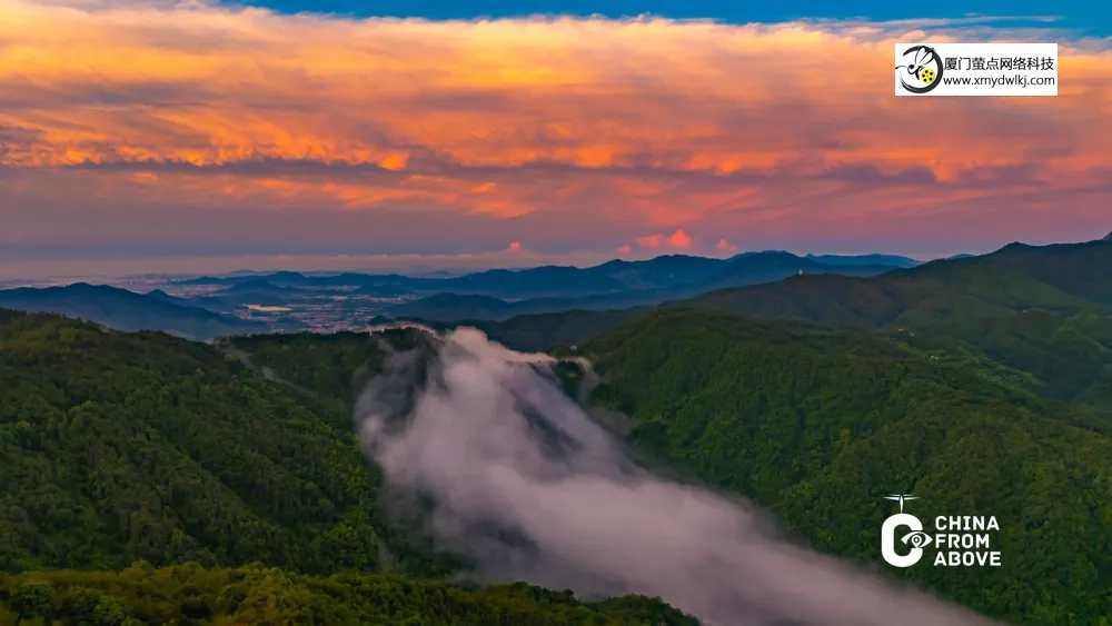 厦门同安之巅云霞翻涌，高空俯瞰绘就史诗画卷