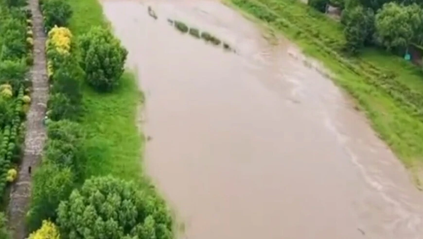 山西大同12人中巴车失联，强降雨致多地洪水