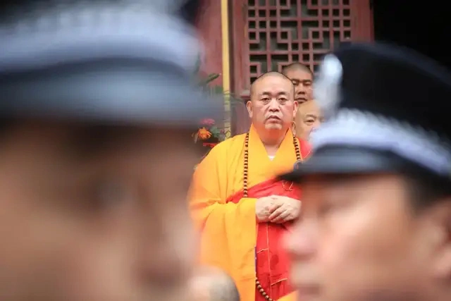 少林寺住持释永信被开除僧籍：从“穿袈裟的CEO”看宗教管理的困境与启示
