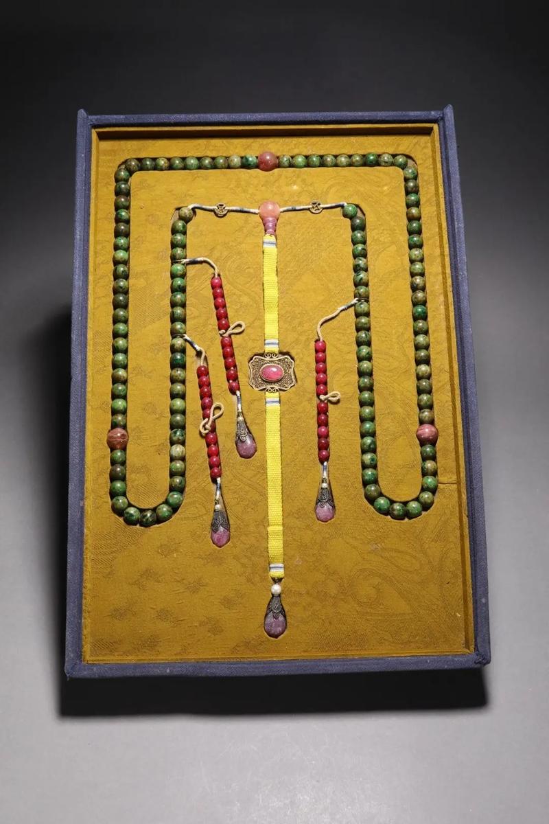 清代朝珠与扳指：翡翠朝珠的珍贵历史，扳指从实用到装饰的演变