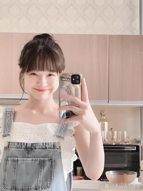 陈怡馨 陈怡馨个人简介：1996 年出生的中国内地女演员演艺经历