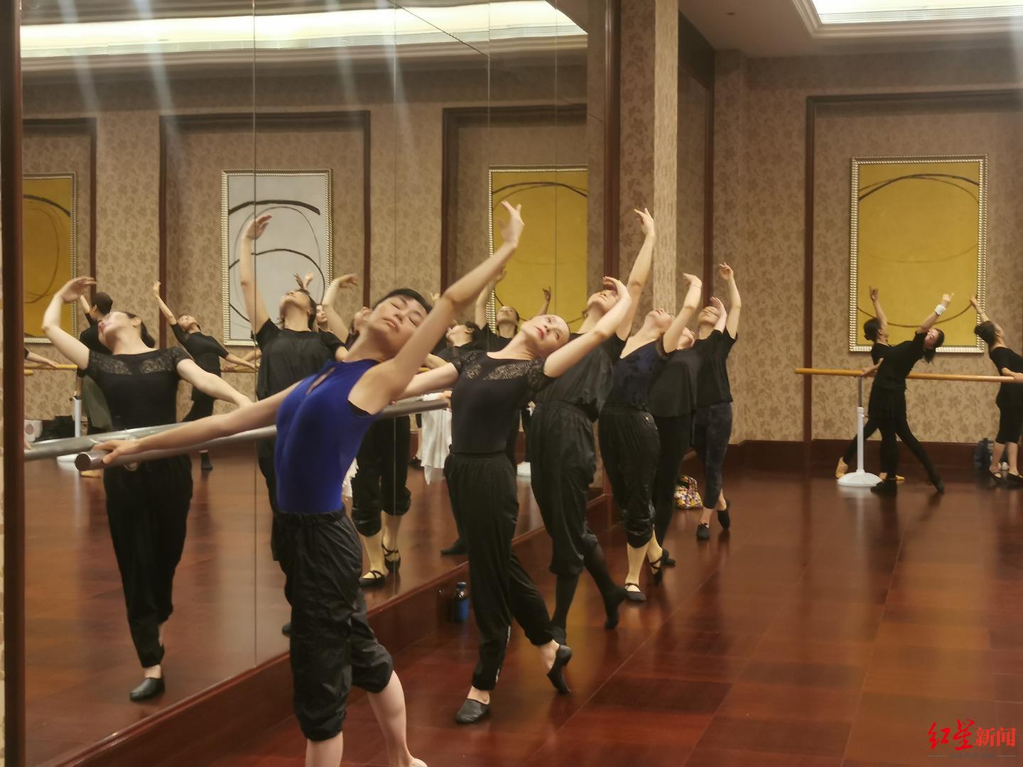 成都退休孃孃学芭蕾两年多，锻炼身体还丰富晚年生活