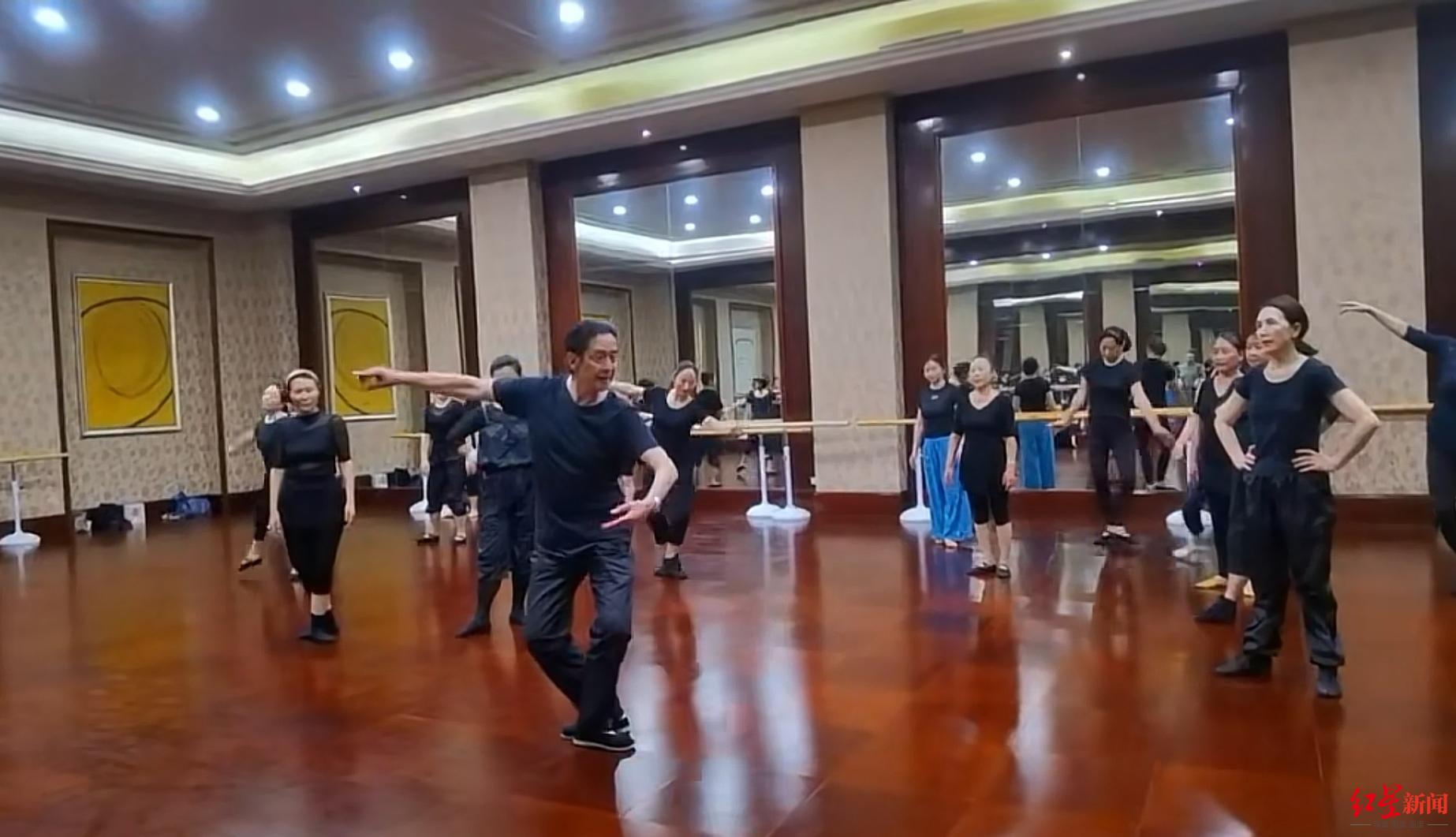 成都退休孃孃学芭蕾_高龄学员芭蕾舞班_芭蕾舞基本功下腰