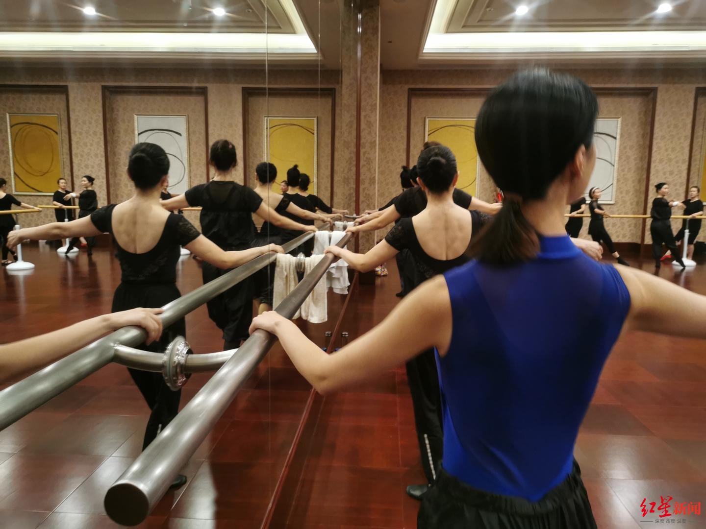 成都退休孃孃学芭蕾_芭蕾舞基本功下腰_高龄学员芭蕾舞班