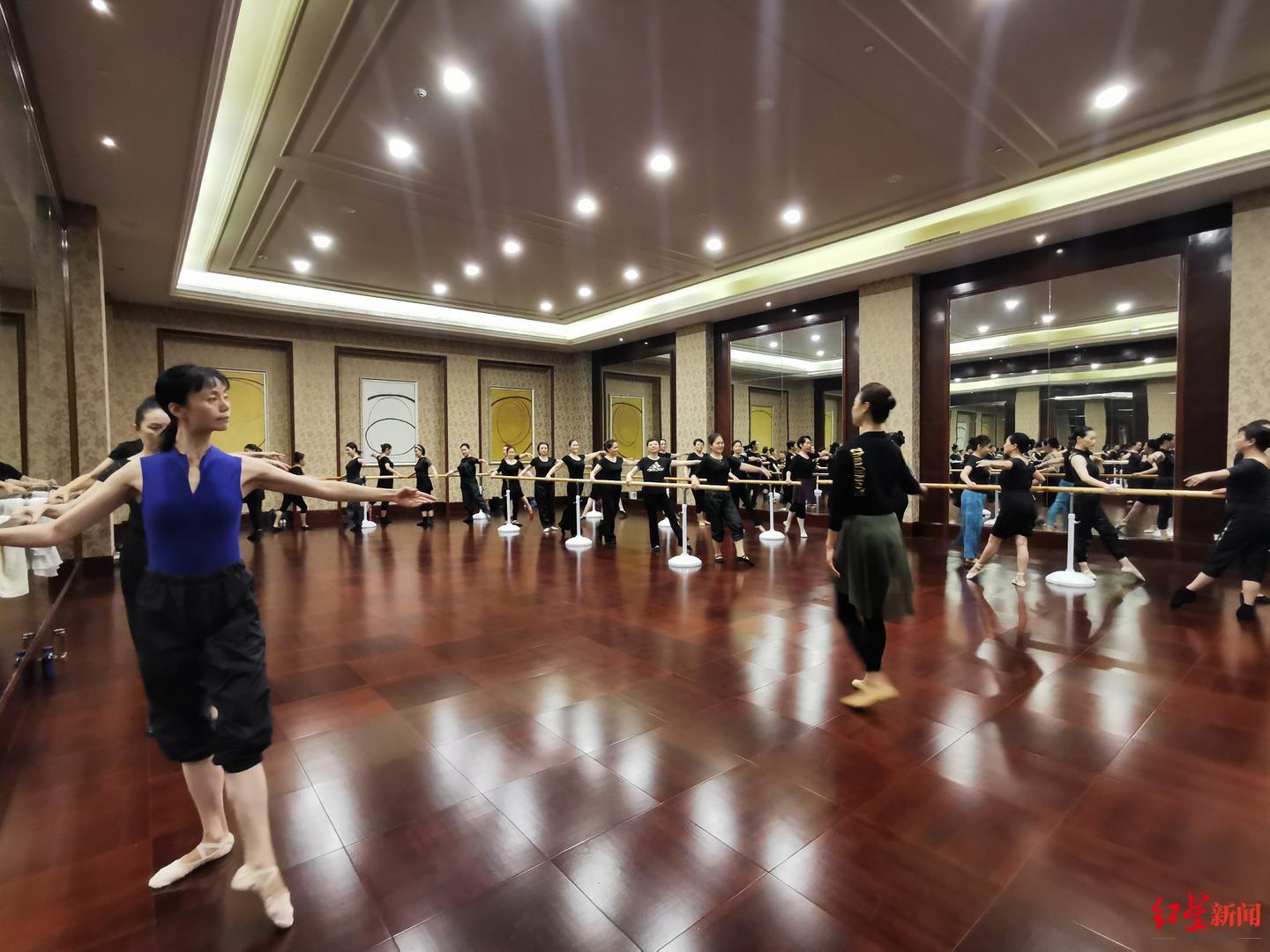 高龄学员芭蕾舞班_芭蕾舞基本功下腰_成都退休孃孃学芭蕾