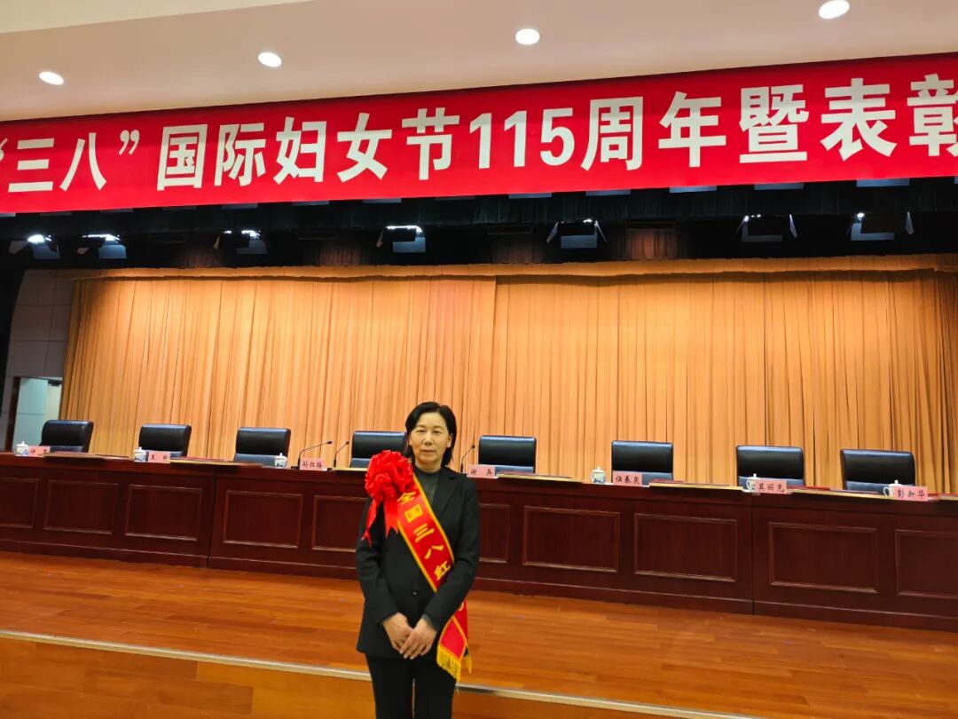 老货车司机跑长途故事_致敬逐梦的“她”_全国最美货车司机谢琳