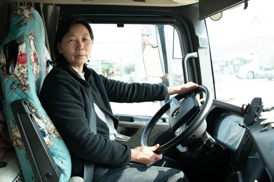 致敬逐梦的“她”_老货车司机跑长途故事_全国最美货车司机谢琳