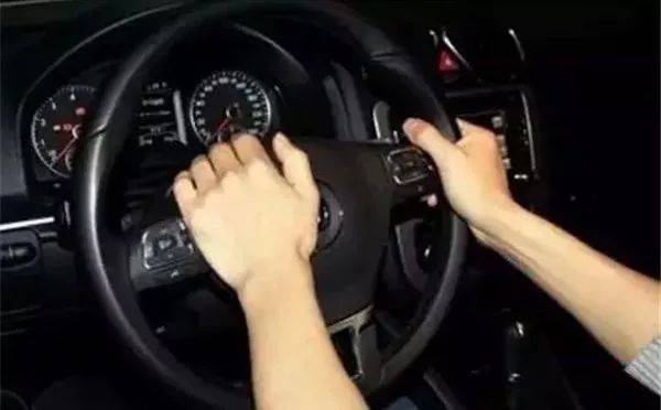 珠海碰瓷团伙_碰瓷黑车追尾事件_碰瓷党围砍司机