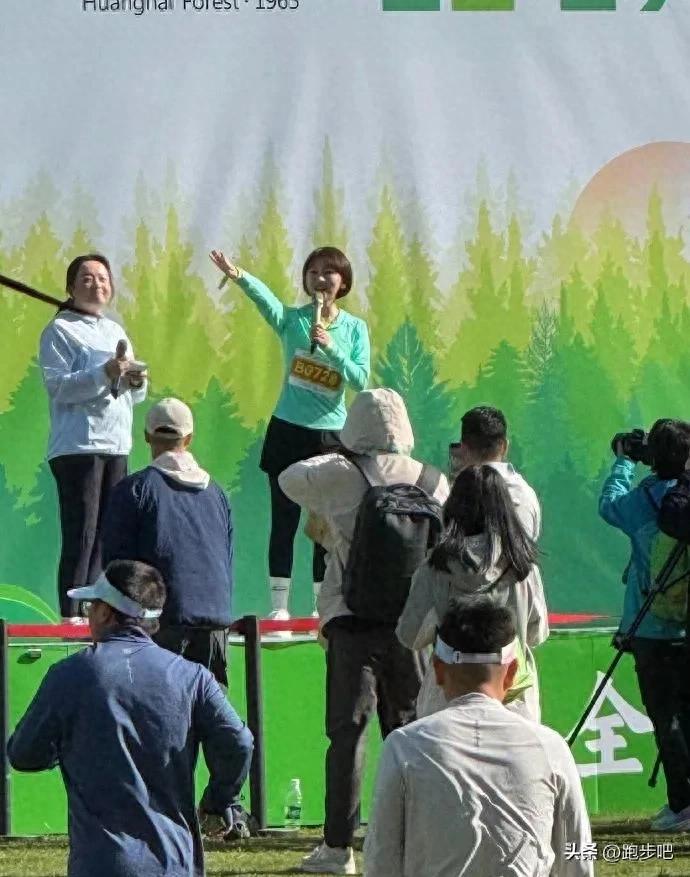 欧阳夏丹亮相马拉松，分享跑步心得，状态超棒气质佳