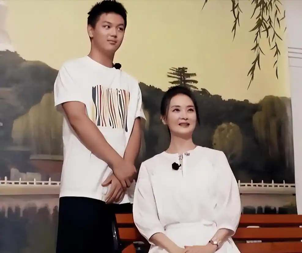 王艳跟王志才的照片_王艳豪门老公失踪 复刻照片时间流逝 王艳儿子北大保送王烁成为依靠