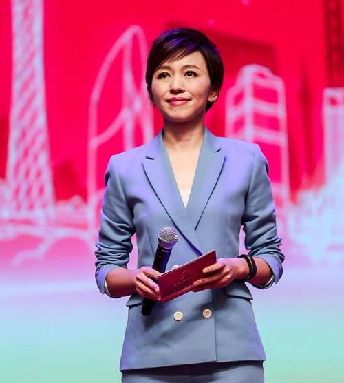 欧阳夏丹 央视国脸 消失五年 自媒体转型_央视女主持人欧阳夏丹