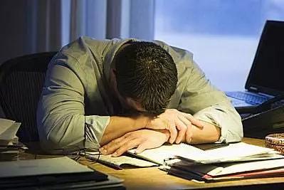 领导休假安排员工福利_过度加班疲劳致癌_新华社 5加2白加黑