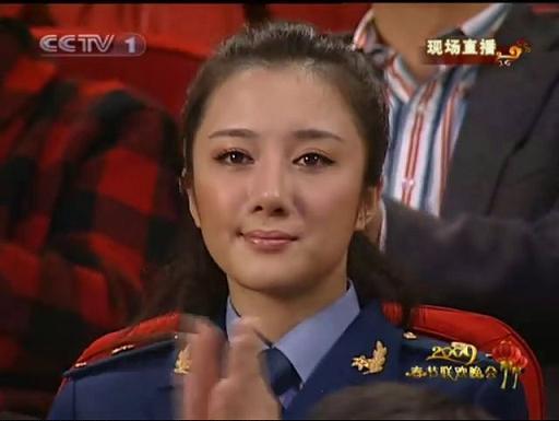 春晚红衣美女观众_春晚睡觉姐 网络爆红 观众席睡觉