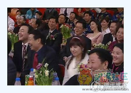 春晚睡觉姐 网络爆红 观众席睡觉_春晚红衣美女观众