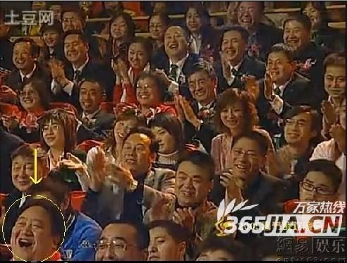 春晚红衣美女观众_春晚睡觉姐 网络爆红 观众席睡觉