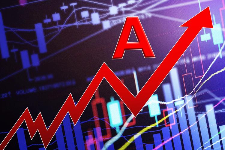 上证指数小幅上涨0.1%，创业板指上涨0.46%，黄金、工业金属、光纤概念股上涨。