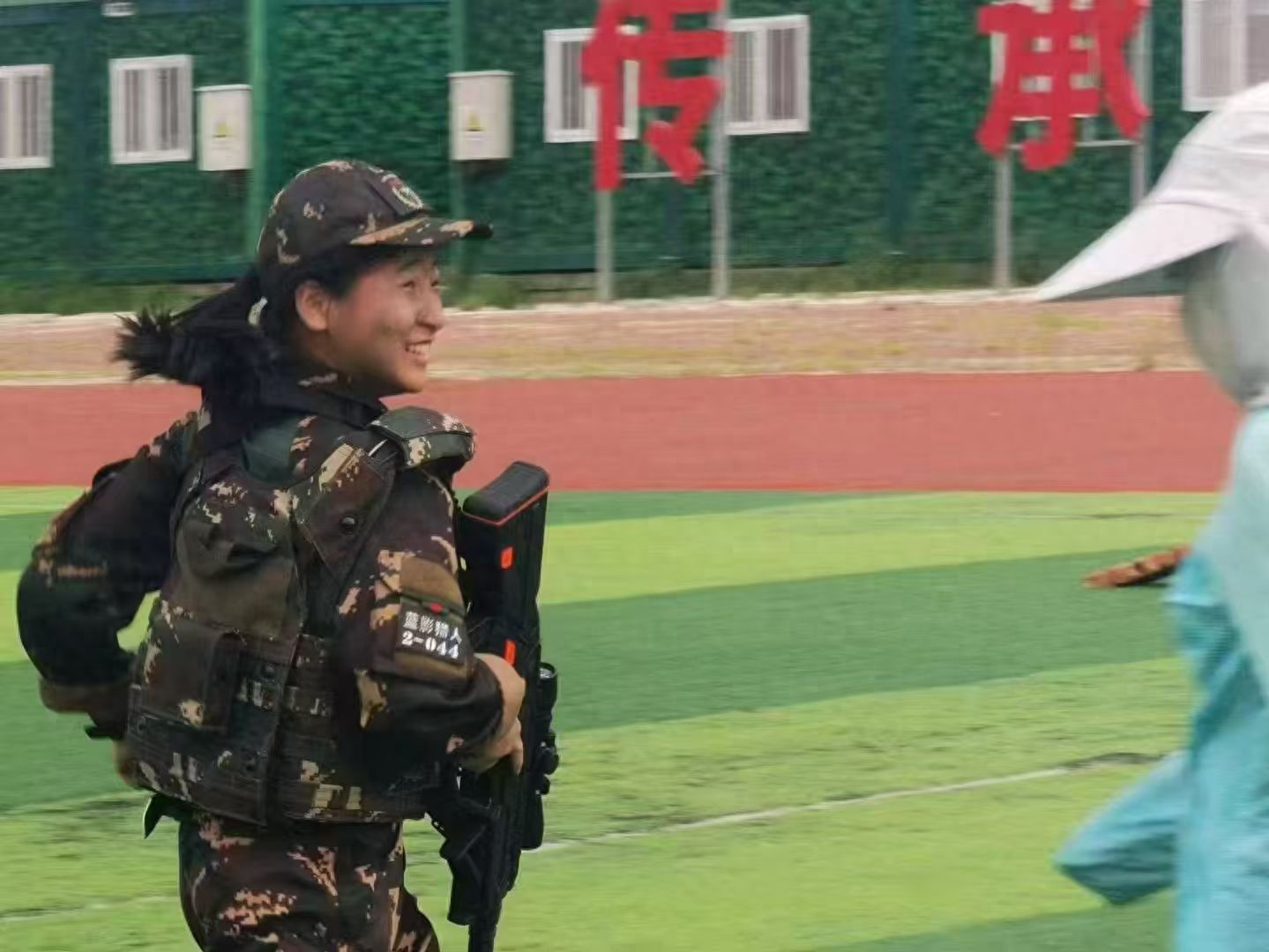 北剑之锋军事夏令营培养孩子团队合作，拓展训练费用有多种选择