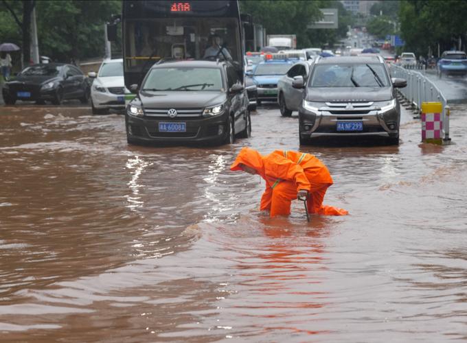 7月18日至19日昆明暴雨成灾，多地严重积水交通瘫痪