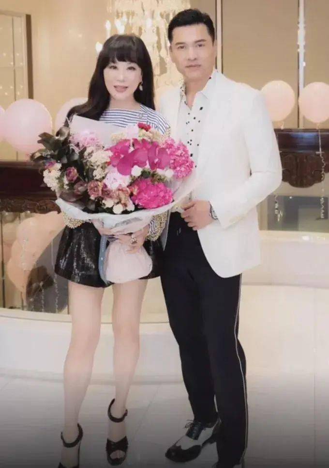 吕良伟的老婆图片_吕良伟身材保养秘诀_吕良伟66岁穿搭