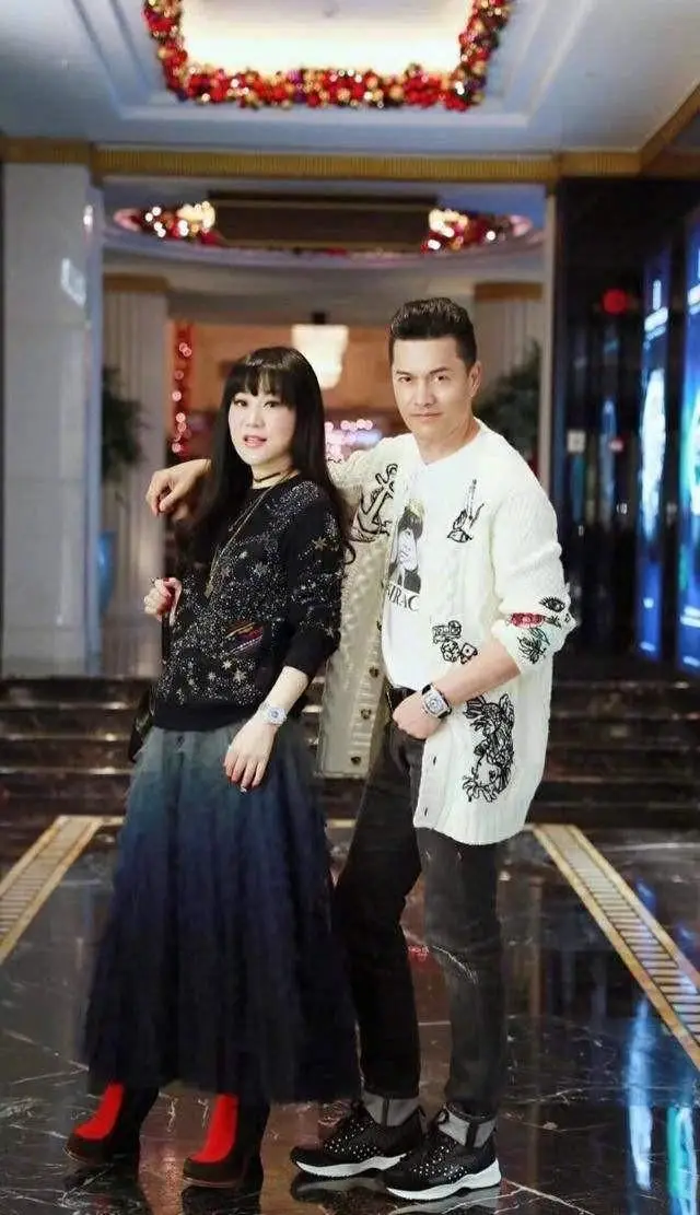 吕良伟的老婆图片_吕良伟身材保养秘诀_吕良伟66岁穿搭