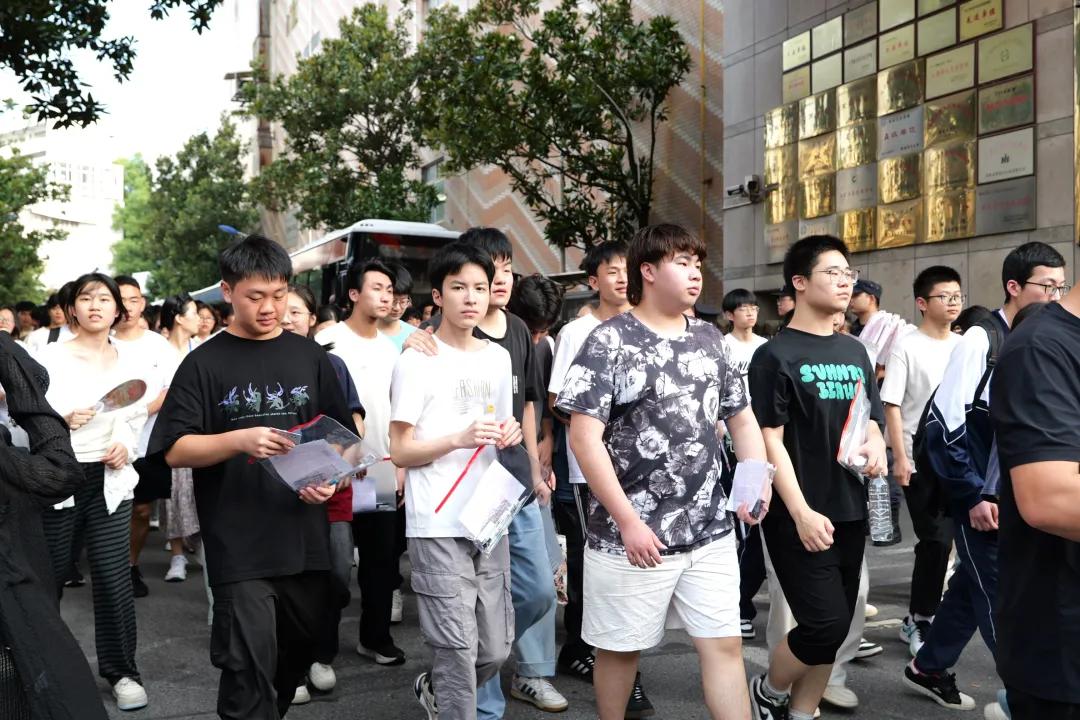 2025年高考醴陵考生情况_醴陵高考考点家长送考习俗_醴陵四中录取标准