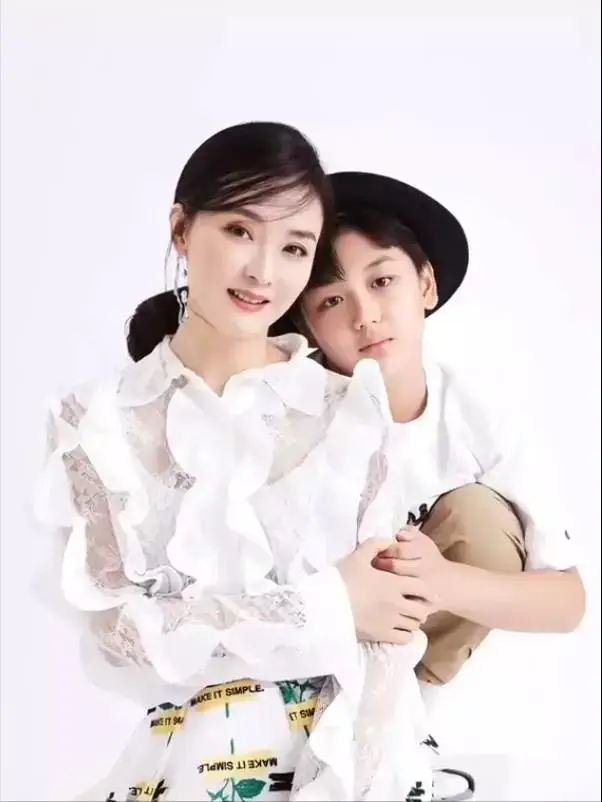 晴格格王艳近照_王艳老公王志才图片_王艳儿子球球北大