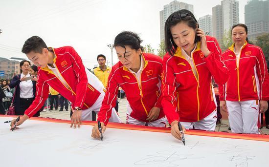 女排梁艳的女儿_中国女排梁艳_女排精神梁艳