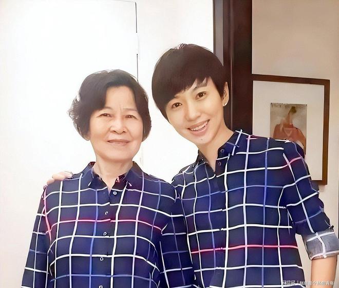 欧阳夏丹 央视 国脸 主持人 离开央视 原因 欧阳夏丹 近况 生活 短视频 李思思 家庭原因 转型 欧阳夏丹 旅行_欧阳夏丹不主持新闻联播了吗