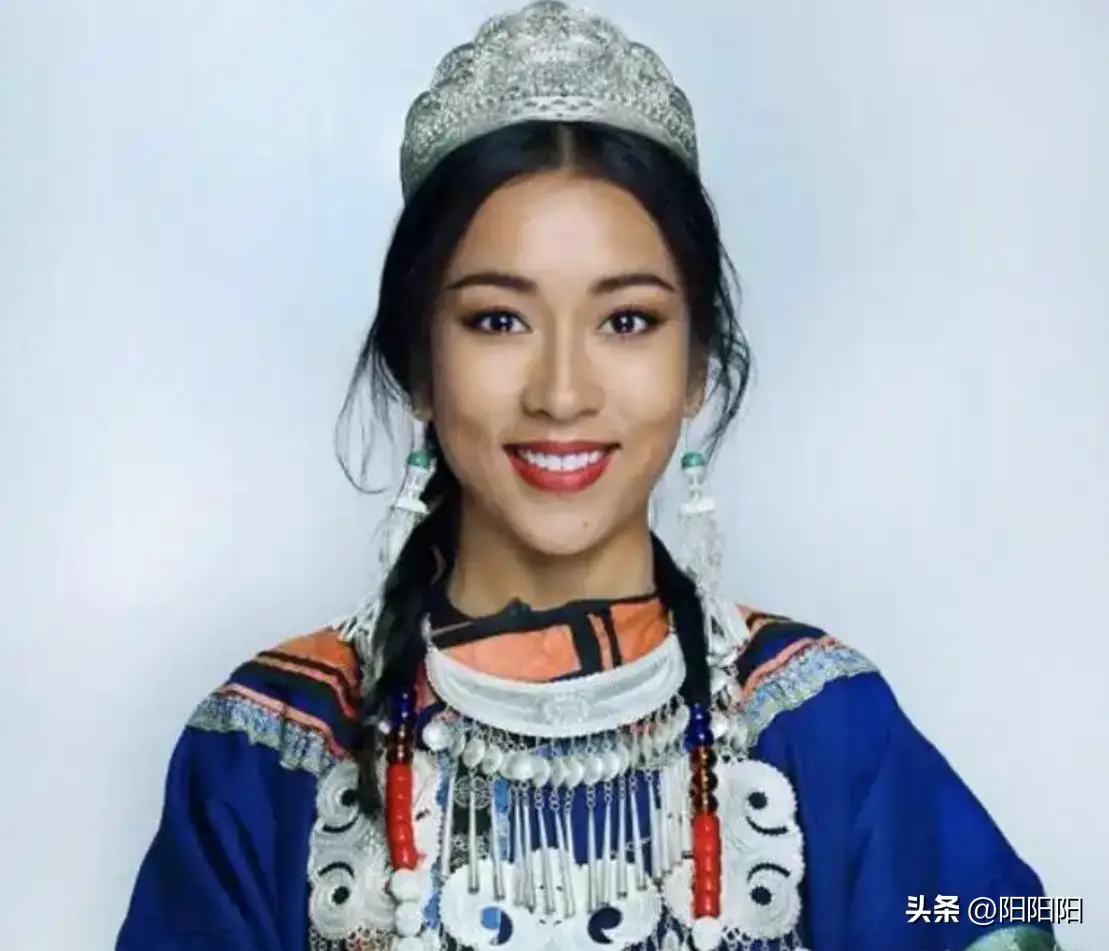 吉克隽逸风云榜_吉克隽逸 大凉山 村花 肤色标签 差异化优势 宋小宝 舞台形象 社交礼仪 穿着问题 网友批评 演唱会票房 代表作