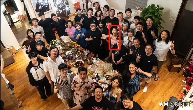 吉克隽逸风云榜_吉克隽逸 大凉山 村花 肤色标签 差异化优势 宋小宝 舞台形象 社交礼仪 穿着问题 网友批评 演唱会票房 代表作