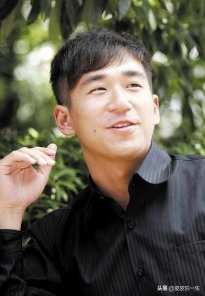 张国立姜文甄子丹前妻曝光_张国立与张默父子同框视频_张国立儿子张默近年动态